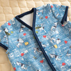 お子様の寝冷え防止に！伸縮性もあってふんわり軽くて暖かい。西川リビング　ベビー用袖付ミニスリーパーSPコミック